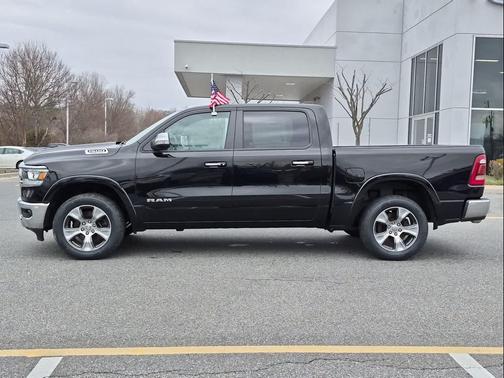 Diamond Black Crystal Pearlcoat 2022 RAM 1500 Laramie