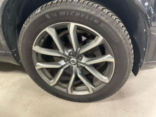 2017 Volvo XC90 T6 Momentum