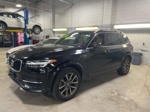 2017 Volvo XC90 T6 Momentum