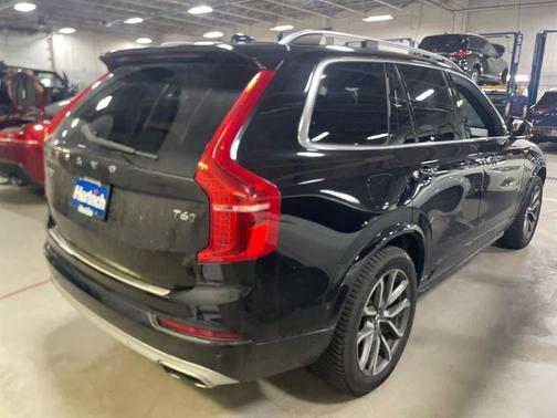 2017 Volvo XC90 T6 Momentum