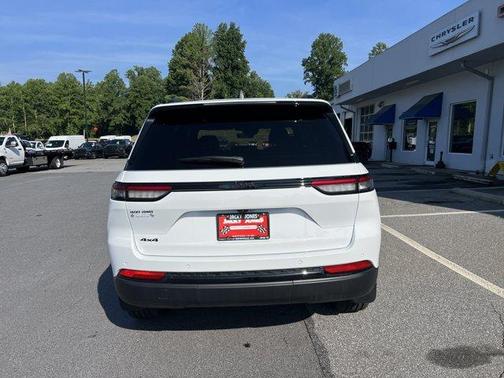 Bright White Clearcoat 2025 Jeep Grand Cherokee Laredo