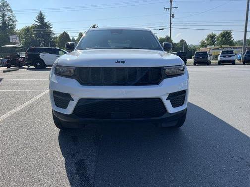 Bright White Clearcoat 2025 Jeep Grand Cherokee Laredo