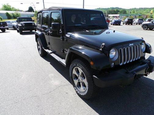 Photo 3 of 14 of 2016 Jeep Wrangler Unlimited Sahara