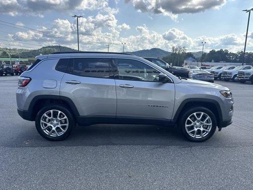 2023 Jeep Compass Latitude Lux