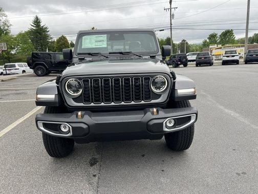 Granite Crystal Clearcoat Metallic 2026 Jeep Gladiator 85th Anniversary Edition