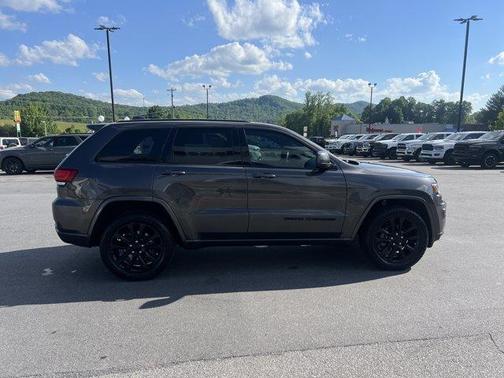 Granite Crystal Clearcoat Metallic 2017 Jeep Grand Cherokee Altitude