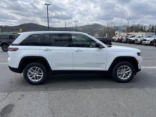 Bright White Clearcoat 2026 Jeep Grand Cherokee Laredo