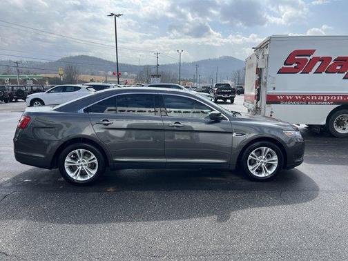 2017 Ford Taurus SE
