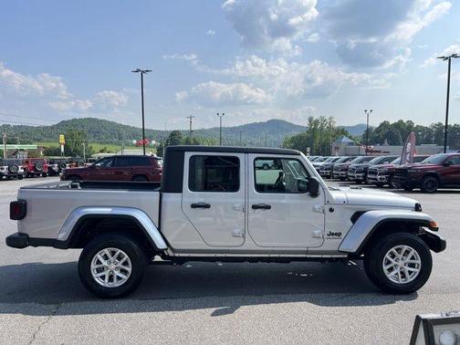 2023 Jeep Gladiator Sport