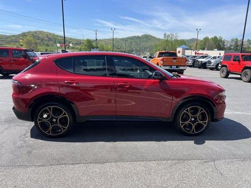 Rosso 2025 Alfa Romeo Tonale Base