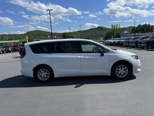 2024 Chrysler Voyager LX