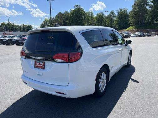 2024 Chrysler Voyager LX