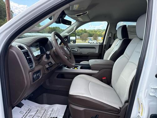2026 RAM 3500 Laramie 4x4 Crew Cab 8 Box