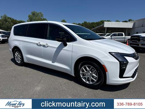 Bright White Clearcoat 2027 Chrysler Pacifica L