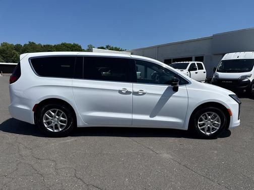 Bright White Clearcoat 2027 Chrysler Pacifica L