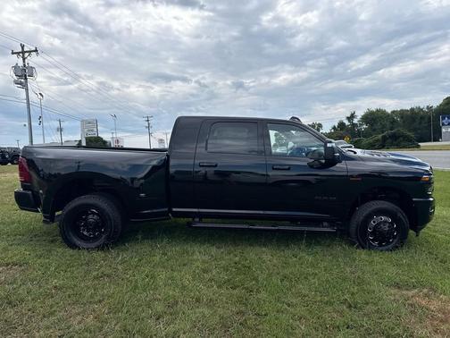 2025 RAM 3500 Laramie 4x4 Mega Cab 64 Box
