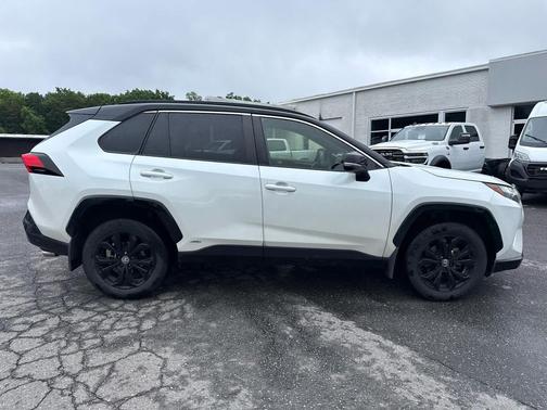 Wind Chill Pearl/Midnight Black Metallic 2023 Toyota RAV4 Hybrid SE