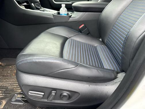 Wind Chill Pearl/Midnight Black Metallic 2023 Toyota RAV4 Hybrid SE