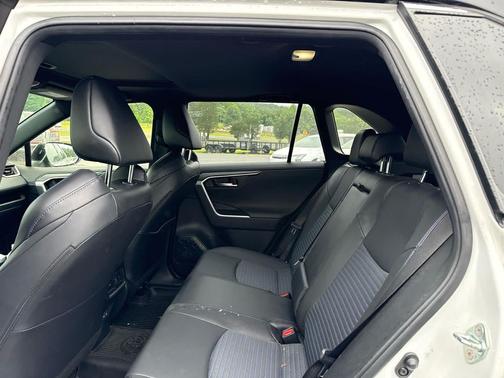 Wind Chill Pearl/Midnight Black Metallic 2023 Toyota RAV4 Hybrid SE