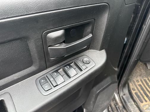 Brilliant Black Crystal Pearlcoat 2018 RAM 2500 Tradesman 4x4 Crew Cab 8 Box