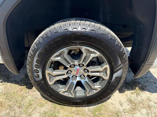 Summit White 2025 GMC Sierra 1500 SLT