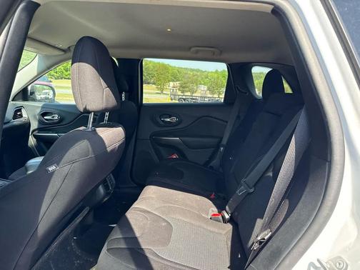 Bright White Clearcoat 2019 Jeep Cherokee Latitude