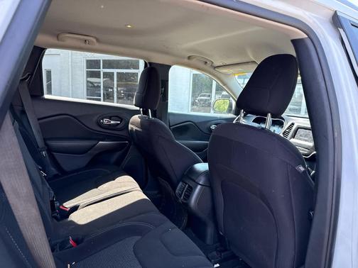 Bright White Clearcoat 2019 Jeep Cherokee Latitude