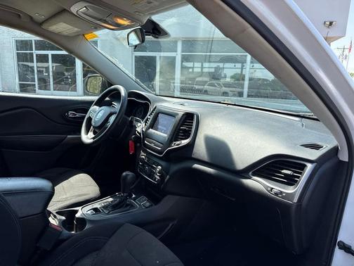 Bright White Clearcoat 2019 Jeep Cherokee Latitude