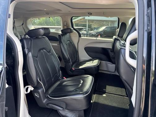 Brilliant Black Crystal Pearlcoat 2023 Chrysler Pacifica Limited