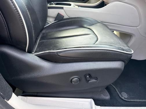 Brilliant Black Crystal Pearlcoat 2023 Chrysler Pacifica Limited
