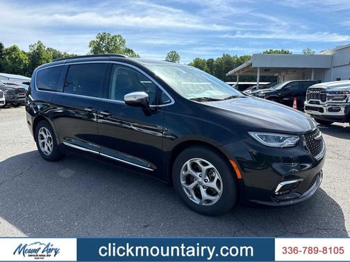 Brilliant Black Crystal Pearlcoat 2023 Chrysler Pacifica Limited