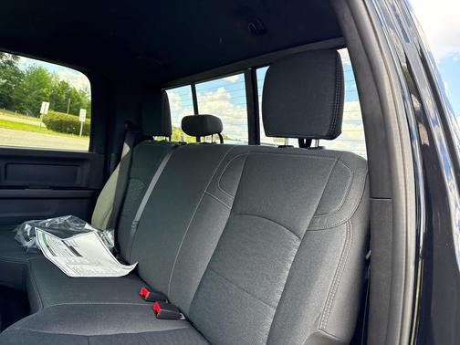 Diamond Black Crystal Pearlcoat 2026 RAM 2500 Black Express 4x4 Crew Cab 64 Box