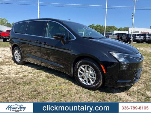 Diamond Black Crystal Pearlcoat 2027 Chrysler Pacifica L