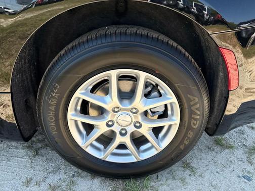 Diamond Black Crystal Pearlcoat 2027 Chrysler Pacifica L