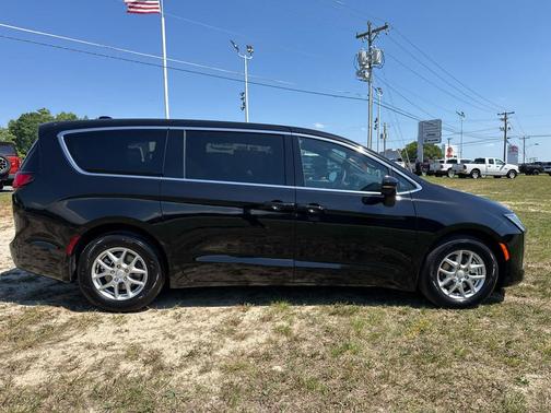 Diamond Black Crystal Pearlcoat 2027 Chrysler Pacifica L