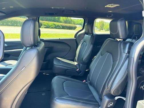 Diamond Black Crystal Pearlcoat 2027 Chrysler Pacifica L