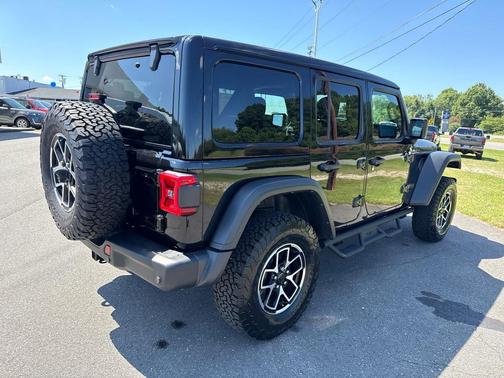 Black Clearcoat 2024 Jeep Wrangler Rubicon
