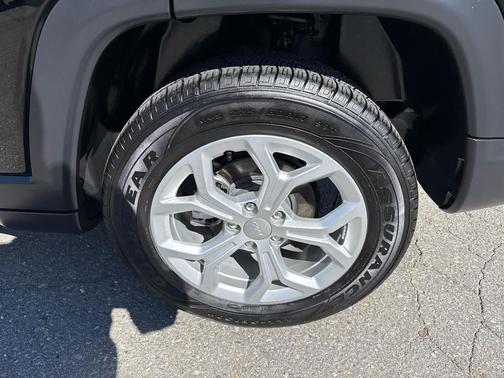 Diamond Black Crystal Pearlcoat 2024 Jeep Compass Latitude