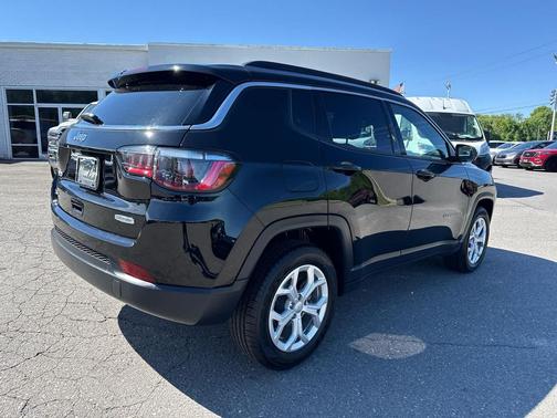 Diamond Black Crystal Pearlcoat 2024 Jeep Compass Latitude