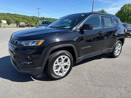 Diamond Black Crystal Pearlcoat 2024 Jeep Compass Latitude