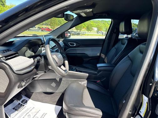 Diamond Black Crystal Pearlcoat 2024 Jeep Compass Latitude