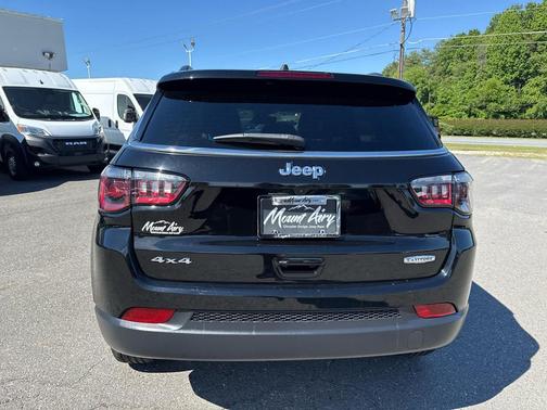 Diamond Black Crystal Pearlcoat 2024 Jeep Compass Latitude