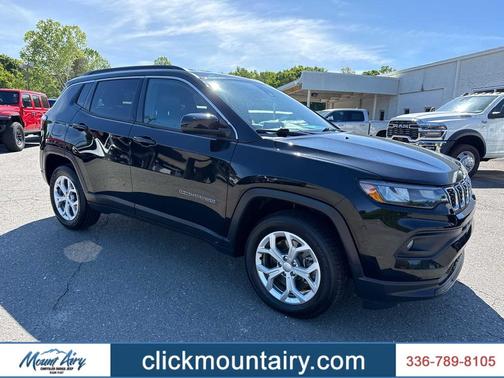 Diamond Black Crystal Pearlcoat 2024 Jeep Compass Latitude