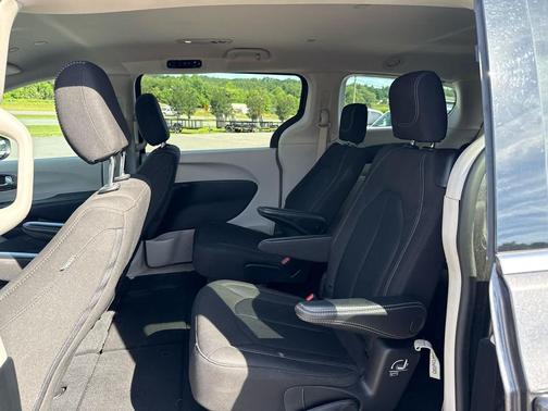 Granite Crystal Metallic Clearcoat 2023 Chrysler Voyager LX