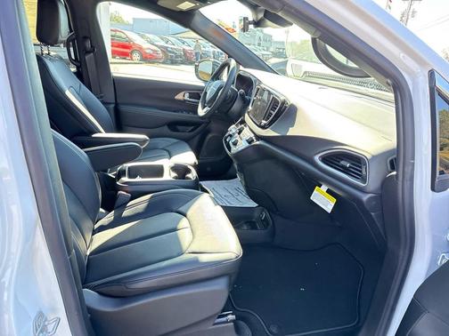 2026 Chrysler Voyager LX