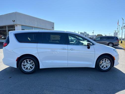 2026 Chrysler Voyager LX