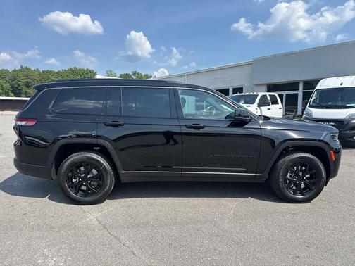 Diamond Black Crystal Pearlcoat 2026 Jeep Grand Cherokee L Laredo