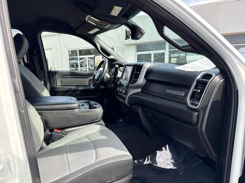 Bright White Clearcoat 2024 RAM 3500 Big Horn 4x4 Crew Cab 8 Box