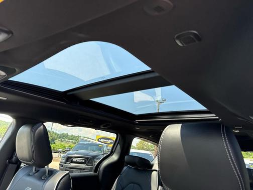 Bright White Clearcoat 2027 Chrysler Pacifica Limited