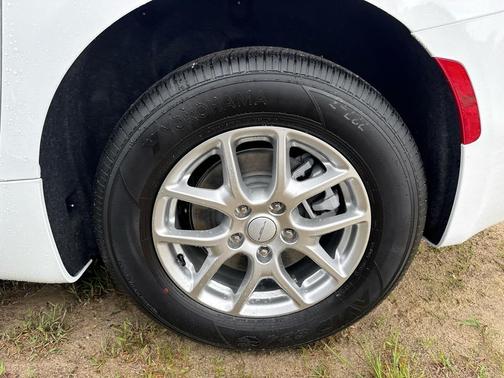 Bright White Clearcoat 2027 Chrysler Pacifica L